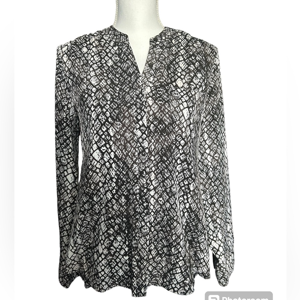 APT 9 Black and White V Neck Button Up Blouse, size Medium